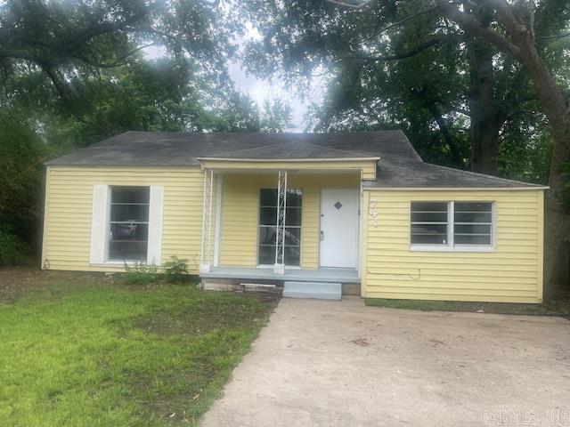 741 Macarthur Ave, Wake Village, TX 75501 - view of front of home featuring covered porch, a front yard, and a shingled roof