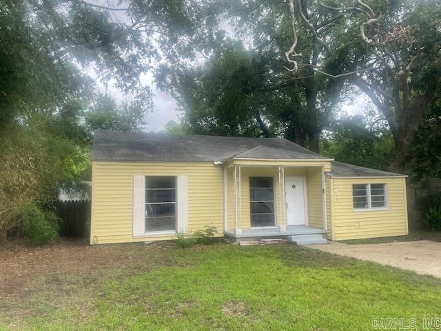 741 Macarthur Ave, Wake Village, TX 75501 - bungalow-style home with a front yard