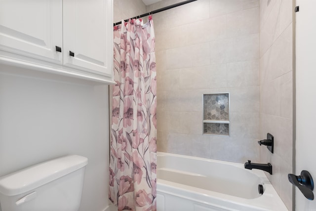 18001 Oak Creek Pl, Little Rock, AR 72223 - bathroom featuring shower / tub combo with curtain and toilet
