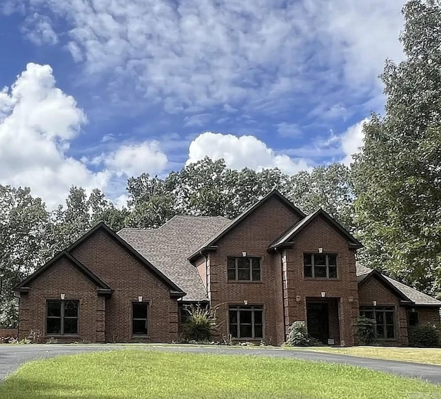 847 Woodland Hills Dr, Mountain View, AR 72560 - view of front facade with brick siding and a front yard