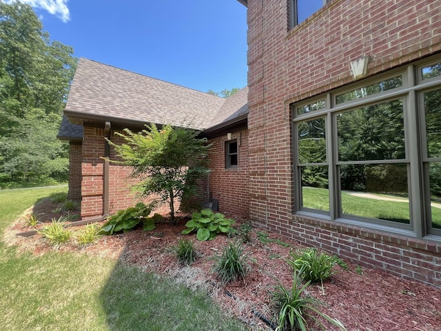 847 Woodland Hills Dr, Mountain View, AR 72560 - view of side of home with roof with shingles and brick siding