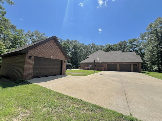 847 Woodland Hills Dr, Mountain View, AR 72560 - view of side of home with brick siding, a yard, and a garage