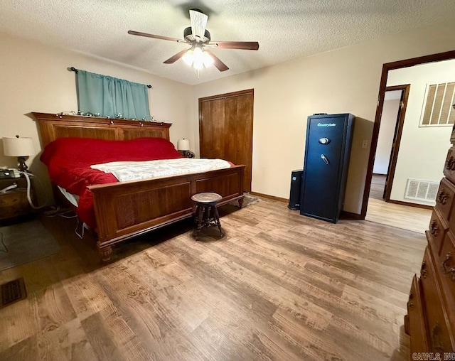 1711 Lonoke Rd, Mountain Home, AR 72653 - bedroom with wood finished floors, a textured ceiling, ceiling fan, and a closet