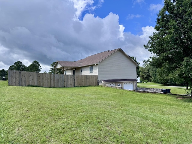 389 Plantation Cir, Melbourne, AR 72556 - view of side of home featuring an attached garage