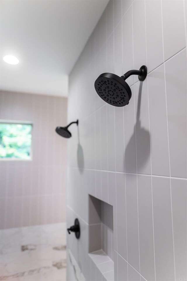 14509 Stonebrook Ln, Maumelle, AR 72113 - bathroom with tiled shower
