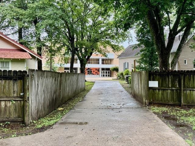 1520 S Main St, Malvern, AR 72104 - view of property's community featuring driveway and a gate