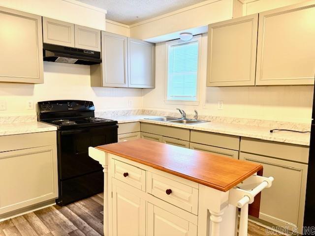 1520 S Main St, Malvern, AR 72104 - kitchen featuring under cabinet range hood, black range with electric cooktop, light wood-type flooring, wooden counters, and crown molding