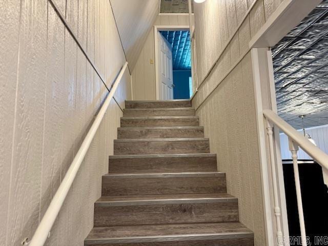1520 S Main St, Malvern, AR 72104 - view of staircase