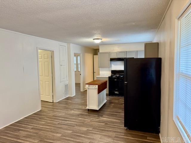 1520 S Main St, Malvern, AR 72104 - kitchen featuring black appliances, a textured ceiling, wood counters, dark wood-style floors, and gray cabinetry