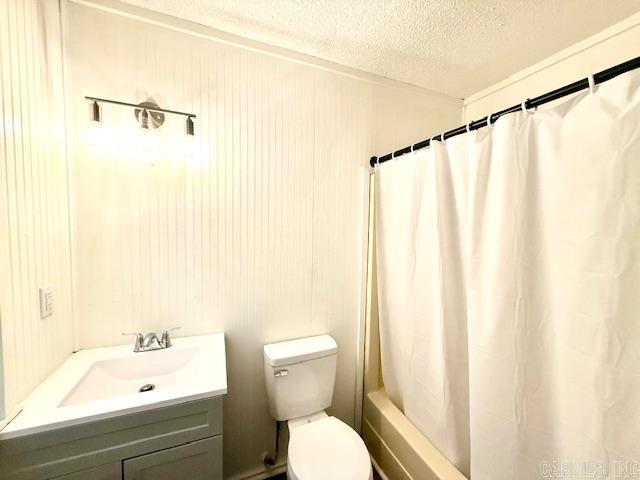 1520 S Main St, Malvern, AR 72104 - full bathroom with a textured ceiling, vanity, and shower / tub combo with curtain