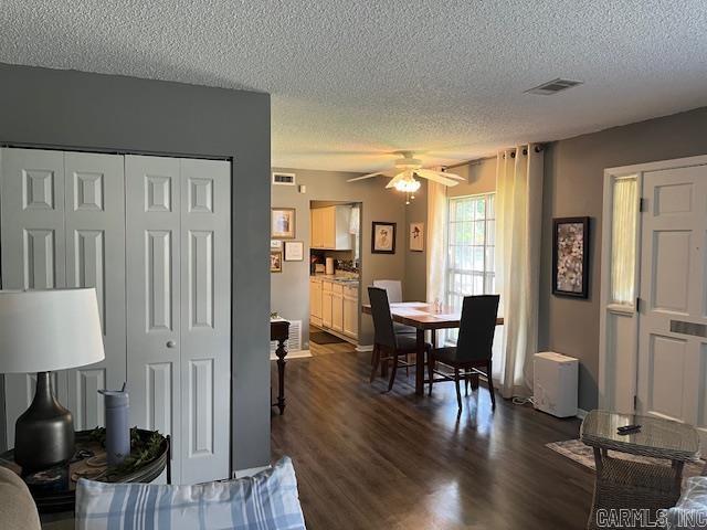 600 Higdon Ferry Rd Unit 301, Hot Springs, AR 71913 - living room featuring a textured ceiling, dark wood-style flooring, and ceiling fan