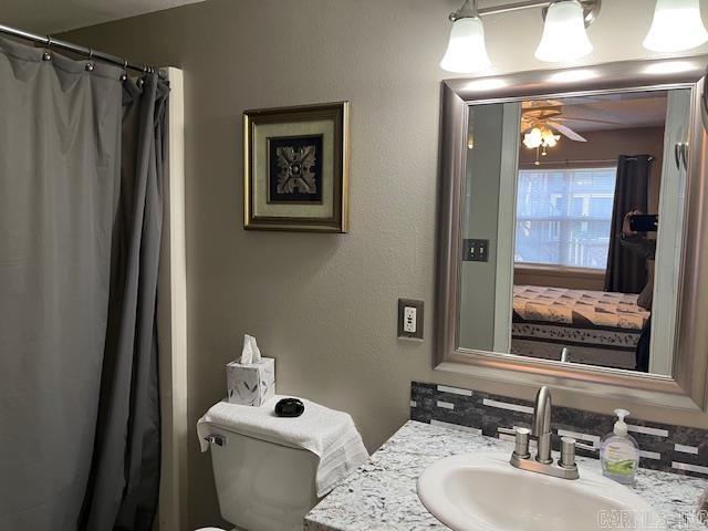 600 Higdon Ferry Rd Unit 301, Hot Springs, AR 71913 - full bathroom featuring vanity, curtained shower, and a ceiling fan