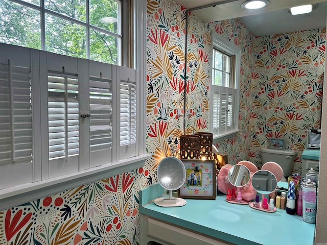 102 Mockingbird Ln, Arkadelphia, AR 71923 - detailed view of wallpapered walls