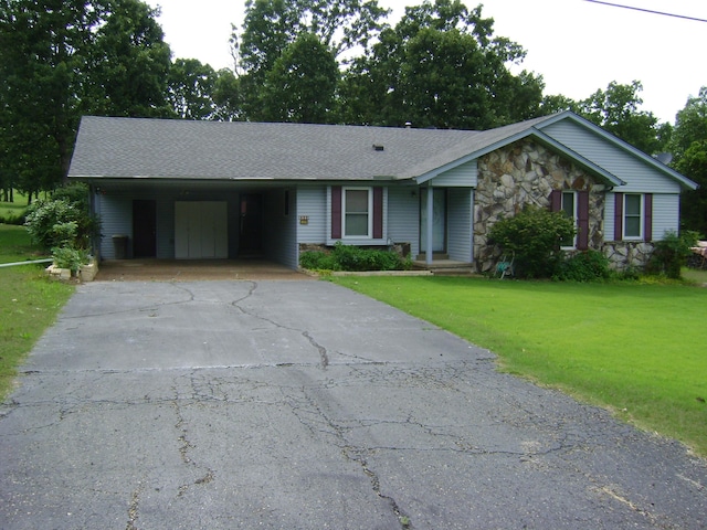 405 Fairway Dr, Horseshoe Bend, AR 72512 - single story home featuring driveway, a front yard, stone siding, and a carport
