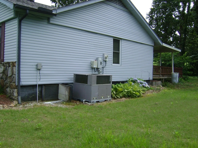 405 Fairway Dr, Horseshoe Bend, AR 72512 - view of home's exterior featuring a yard and a shingled roof