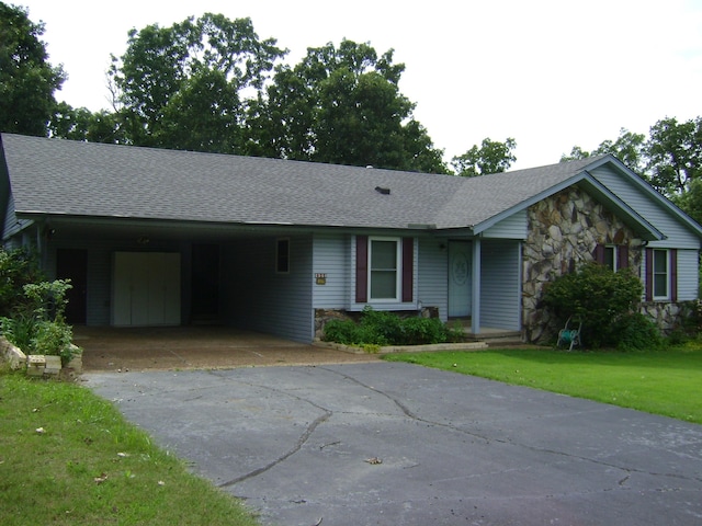 405 Fairway Dr, Horseshoe Bend, AR 72512 - single story home featuring stone siding, asphalt driveway, a shingled roof, and a front lawn