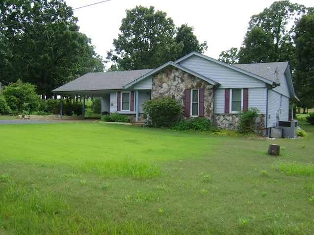 405 Fairway Dr, Horseshoe Bend, AR 72512 - single story home featuring stone siding, an attached carport, a front yard, and roof with shingles
