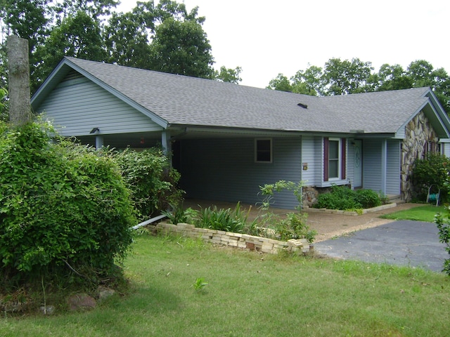 405 Fairway Dr, Horseshoe Bend, AR 72512 - ranch-style home with roof with shingles and a front lawn