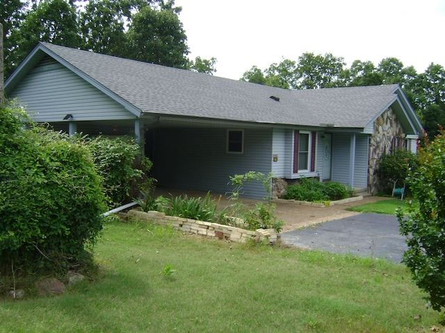 405 Fairway Dr, Horseshoe Bend, AR 72512 - single story home featuring a shingled roof and a front yard