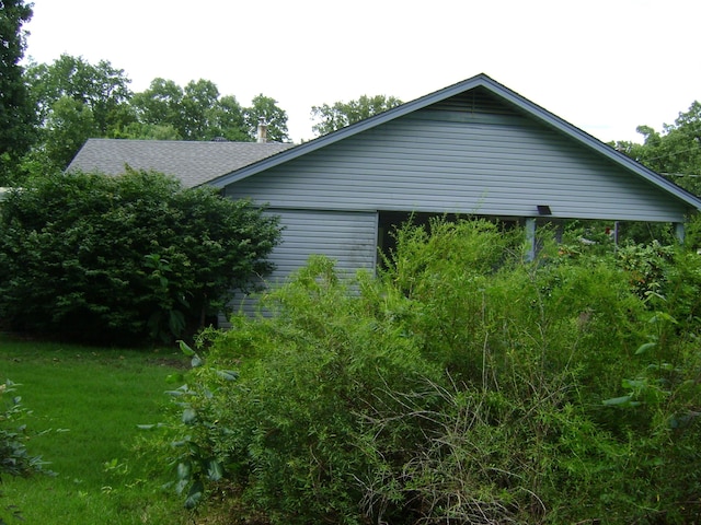 405 Fairway Dr, Horseshoe Bend, AR 72512 - view of side of home with a shingled roof