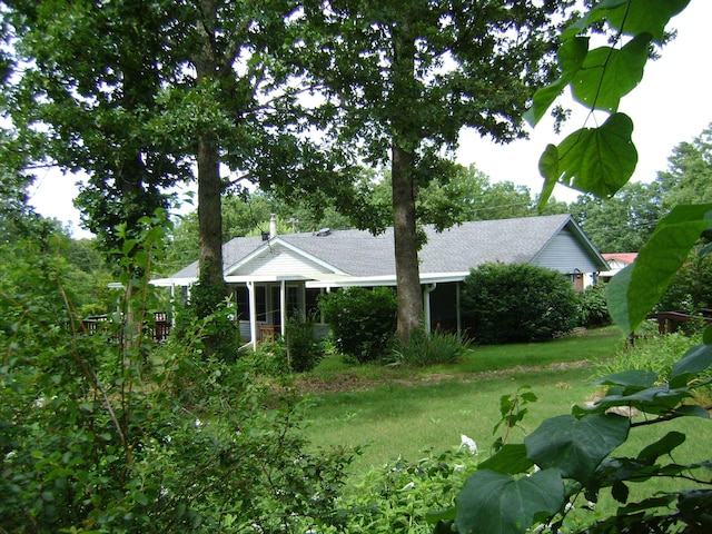 405 Fairway Dr, Horseshoe Bend, AR 72512 - view of front of house with a shingled roof and a front yard
