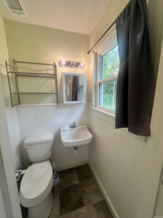 1505 W Park Ave, Searcy, AR 72143 - bathroom with a textured wall and tile walls