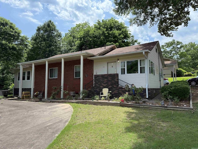 510 N 4th St, Heber Springs, AR 72543 - view of front of property with brick siding and a front yard