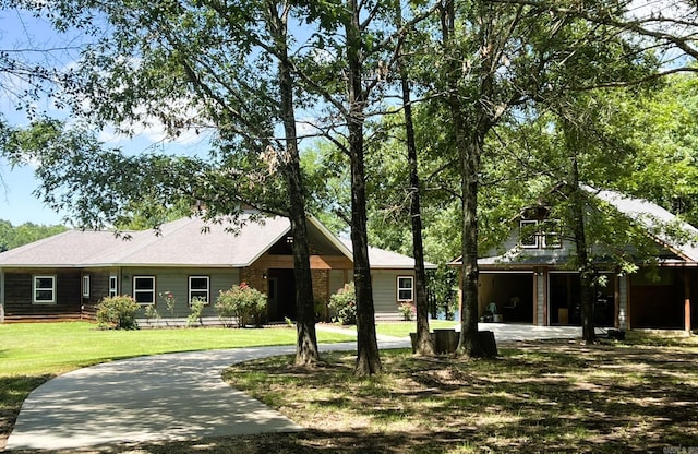 5942 Joey Ln, Texarkana, AR 71854 - view of front of home with a front yard and curved driveway
