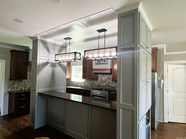 5942 Joey Ln, Texarkana, AR 71854 - kitchen with stainless steel range, dark countertops, dark wood-style flooring, backsplash, and a peninsula