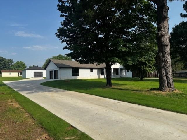 1729 Paragould Rd, Jonesboro, AR 72405 - view of front facade with a front yard and driveway
