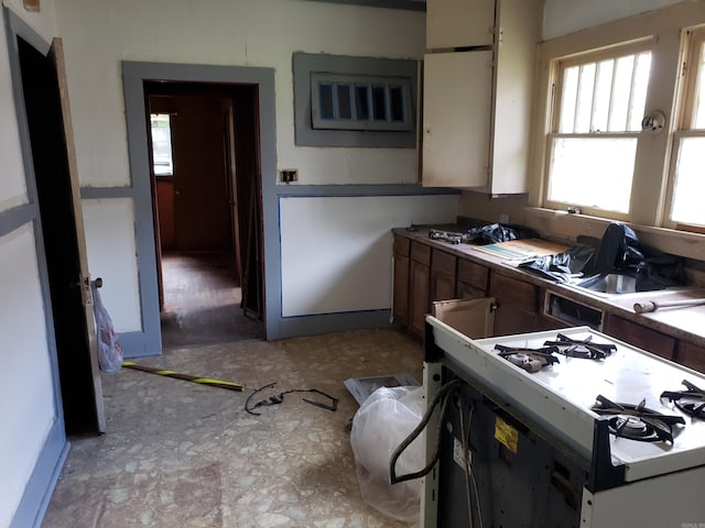 1504 W 18th Ave, Pine Bluff, AR 71603 - kitchen with white gas stove