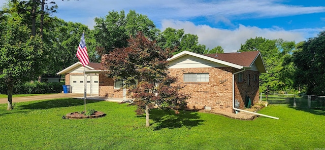 1000 Waverly Rd, Mountain Home, AR 72653 - view of front facade with brick siding, driveway, and a garage