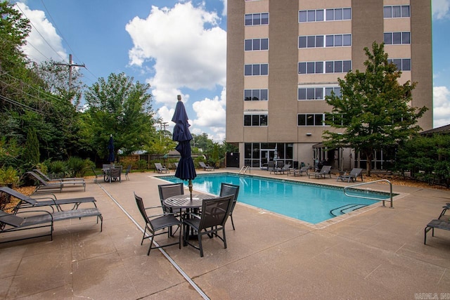 3700 Cantrell Rd Unit 1002, Little Rock, AR 72202 - community pool with a patio area