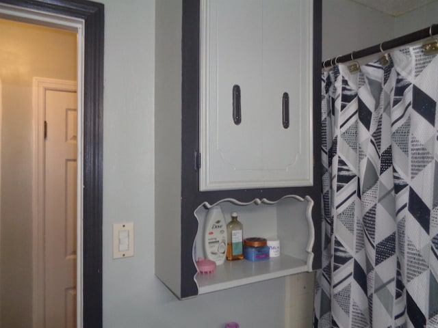 2 Wellington Ct, Little Rock, AR 72227 - full bath featuring a shower with curtain