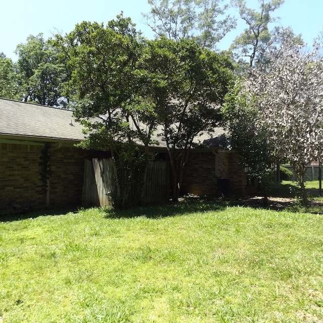 view of green lawn