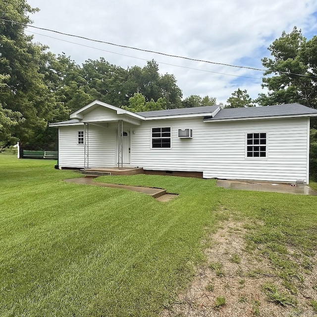 131 N Pine St, Salem, AR 72576 - view of front facade featuring a front lawn and a wall unit AC