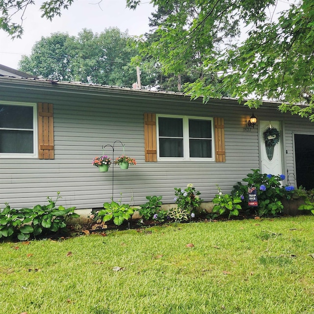 1407 W Front St, Heber Springs, AR 72543 - view of front of house featuring a front yard and a metal roof