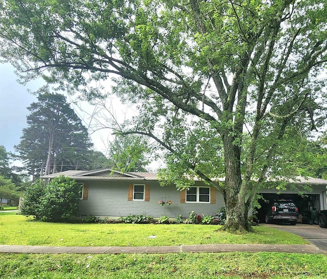 1407 W Front St, Heber Springs, AR 72543 - view of front of property with a front lawn, driveway, and an attached garage