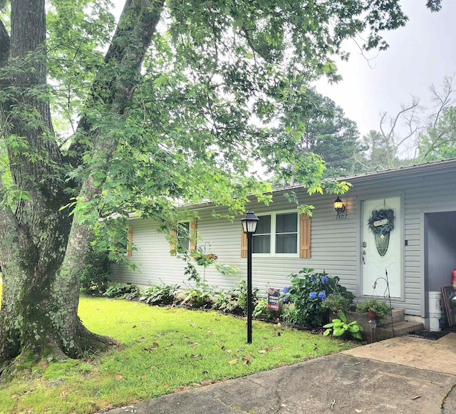 1407 W Front St, Heber Springs, AR 72543 - single story home featuring a front lawn