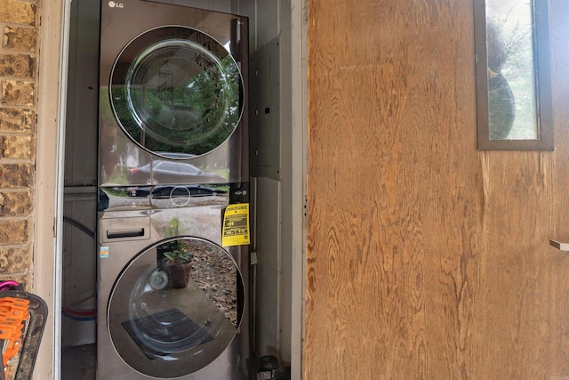103 N Greer Dr, Searcy, AR 72143 - laundry area featuring estacked washer and dryer