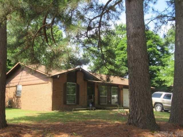 4 Brookway Ln, North Little Rock, AR 72120 - view of front of property featuring brick siding and a front lawn