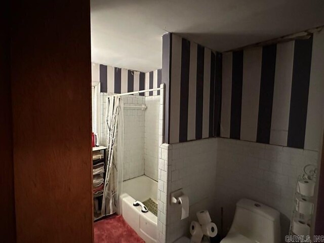 1901 S Buerkle St, Stuttgart, AR 72160 - full bath featuring wallpapered walls and tile walls