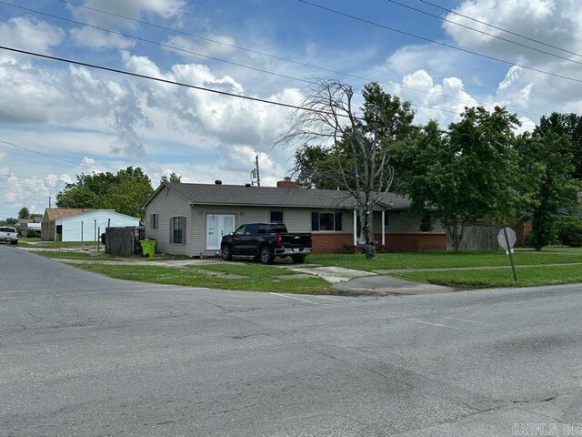 1901 S Buerkle St, Stuttgart, AR 72160 - ranch-style home featuring a front lawn and a chimney