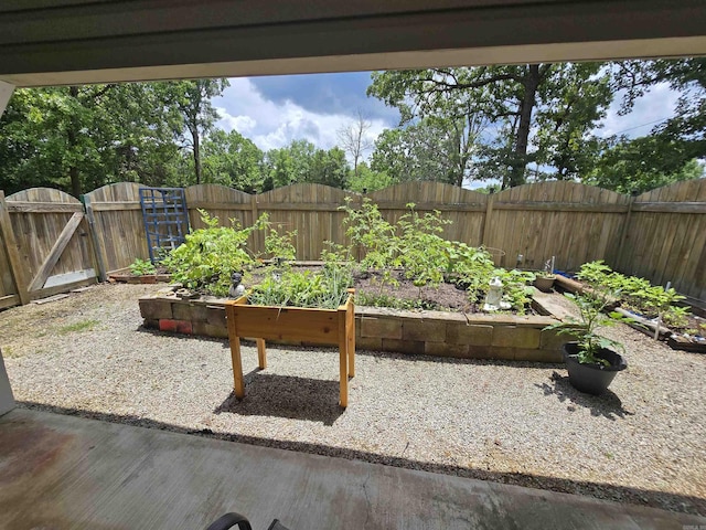 1206 Broadway Ave, Bull Shoals, AR 72619 - fenced backyard with a vegetable garden and a gate