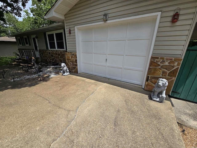 1206 Broadway Ave, Bull Shoals, AR 72619 - garage with driveway