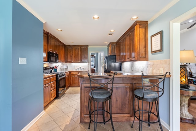 144 Summit Valley Cir, Maumelle, AR 72113 - kitchen featuring black appliances, ornamental molding, a peninsula, a breakfast bar, and recessed lighting