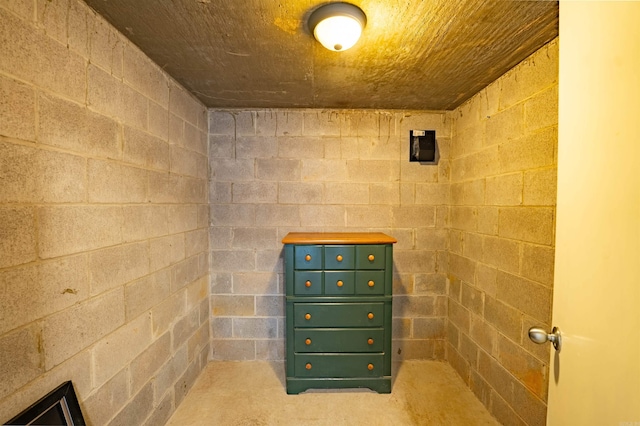 22 Jacob Pl, Little Rock, AR 72211 - bathroom with concrete block wall
