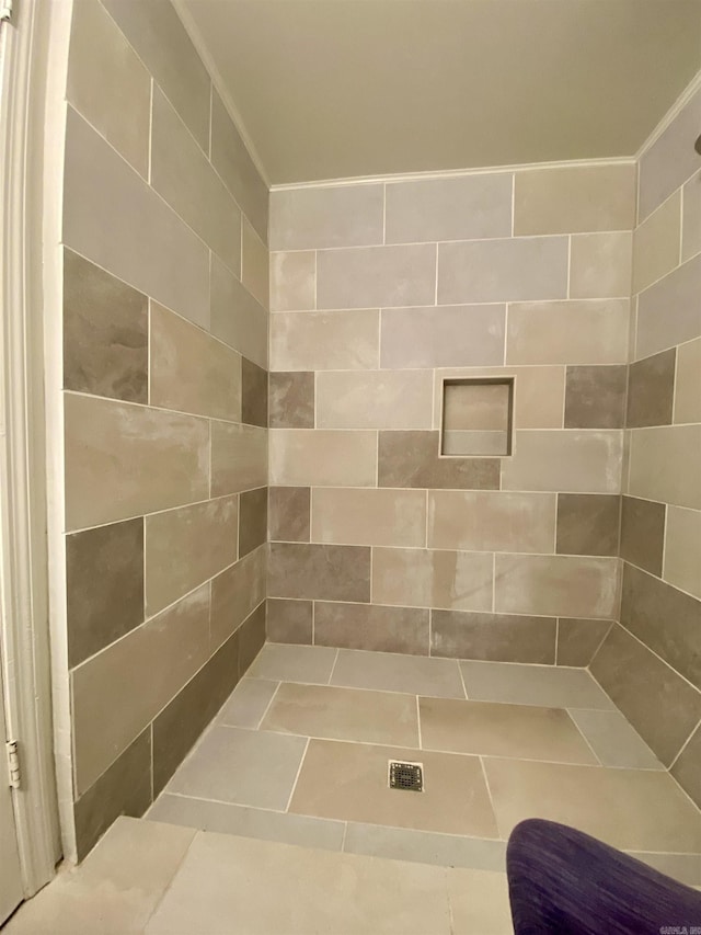 9425 Labette Dr, Little Rock, AR 72205 - full bath with tiled shower and tile patterned floors
