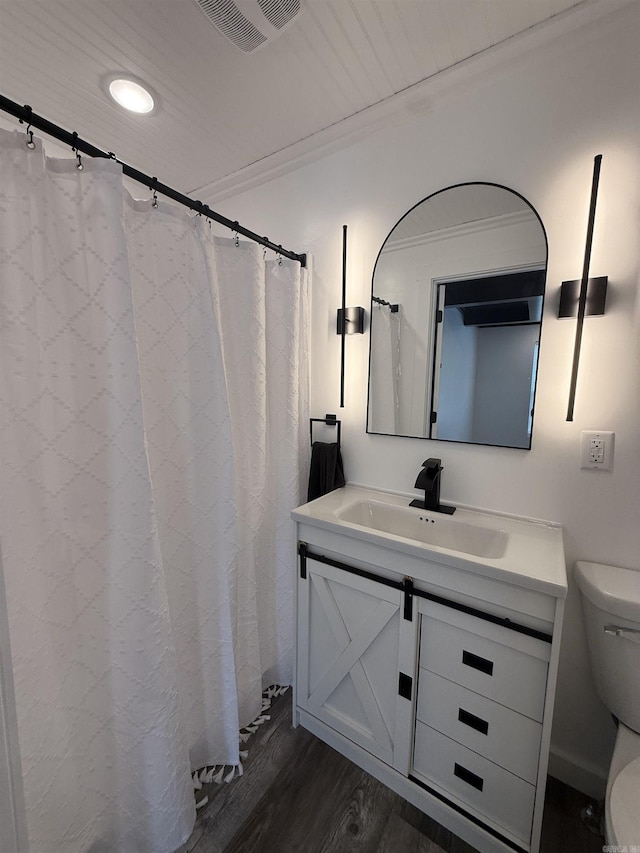 219 N Chestnut St, Harrison, AR 72601 - full bathroom with wood finished floors, vanity, and a shower with shower curtain