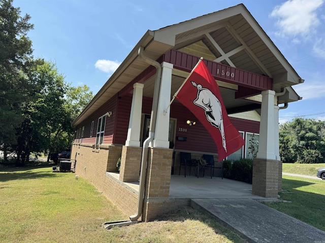 1500 Valmar St, Little Rock, AR 72204 - view of side of home featuring a lawn and brick siding